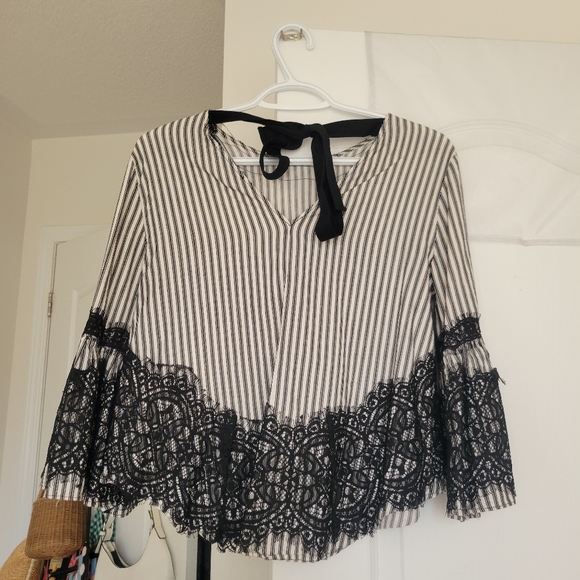 Feminine and airy cotton blouse with tie back detail - Picture 4 of 4